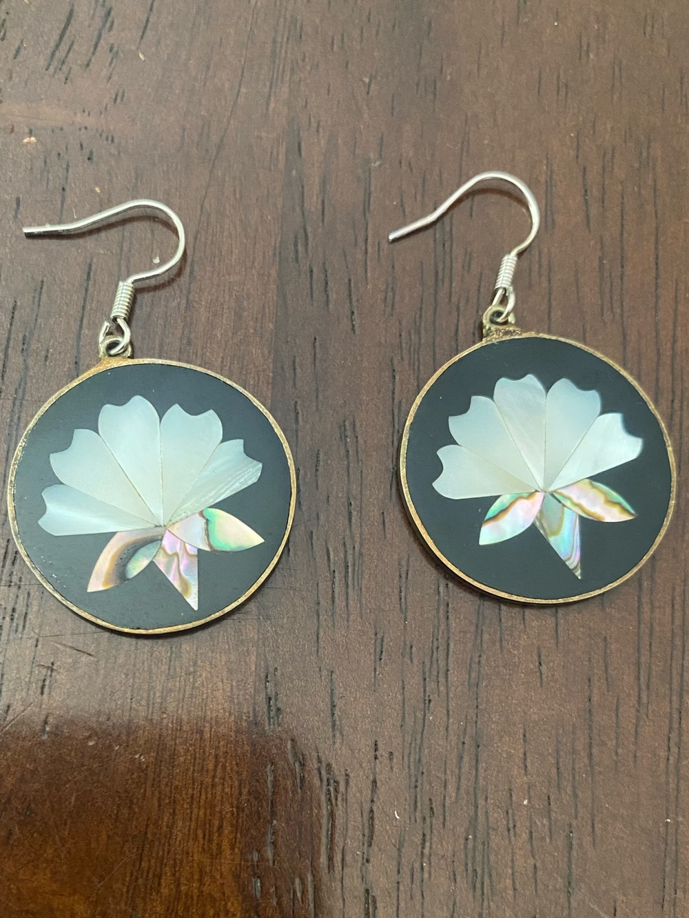 Round Drop Earrings in Fan-shaped Motif Flower in Black